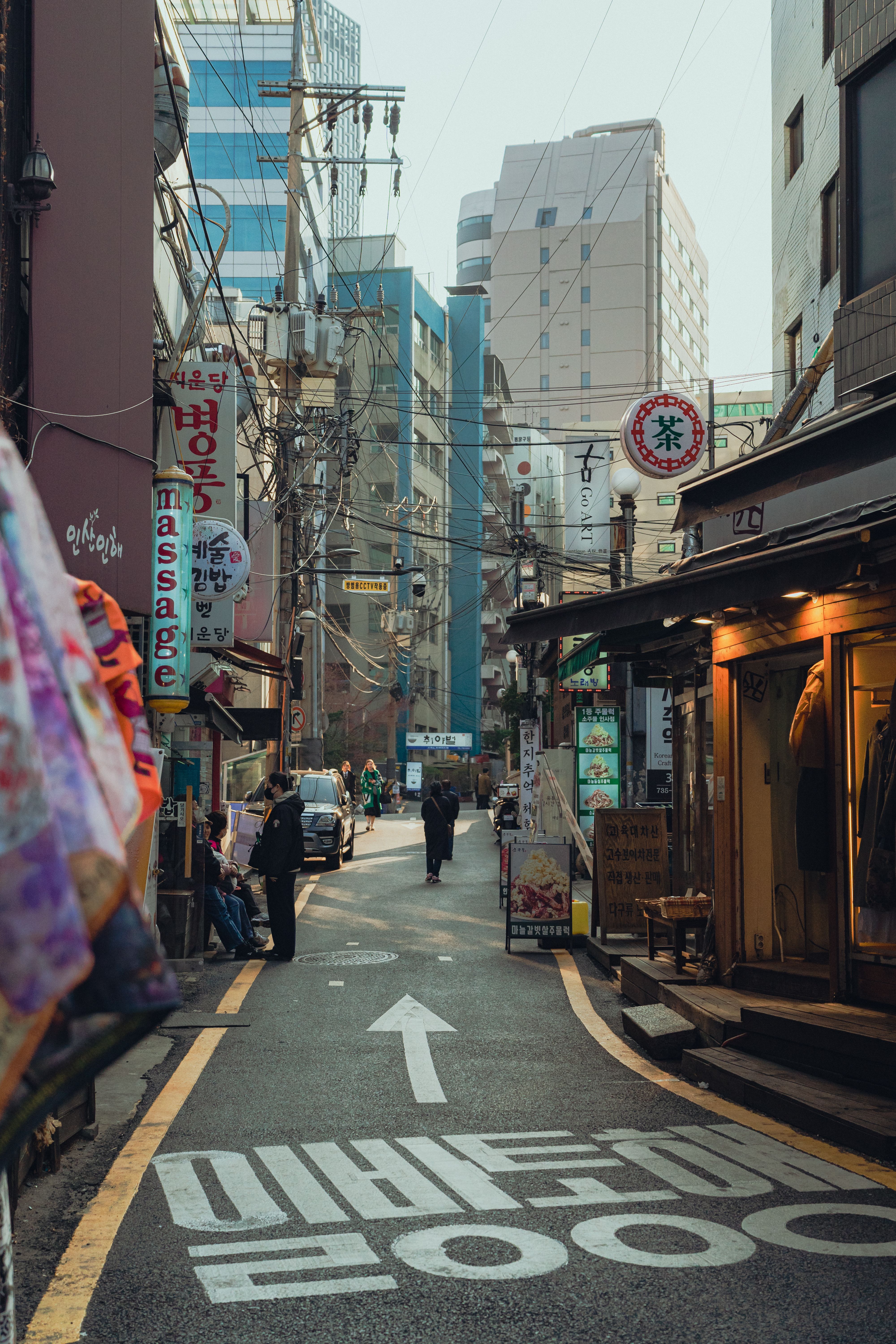@집 밖의, 거리, 거리 사진, 거리 풍경, 건물, 건축, 걷고 있는 사람, 골목, 나무, 나뭇잎, 낮, 대도시, 도로 표시 ...