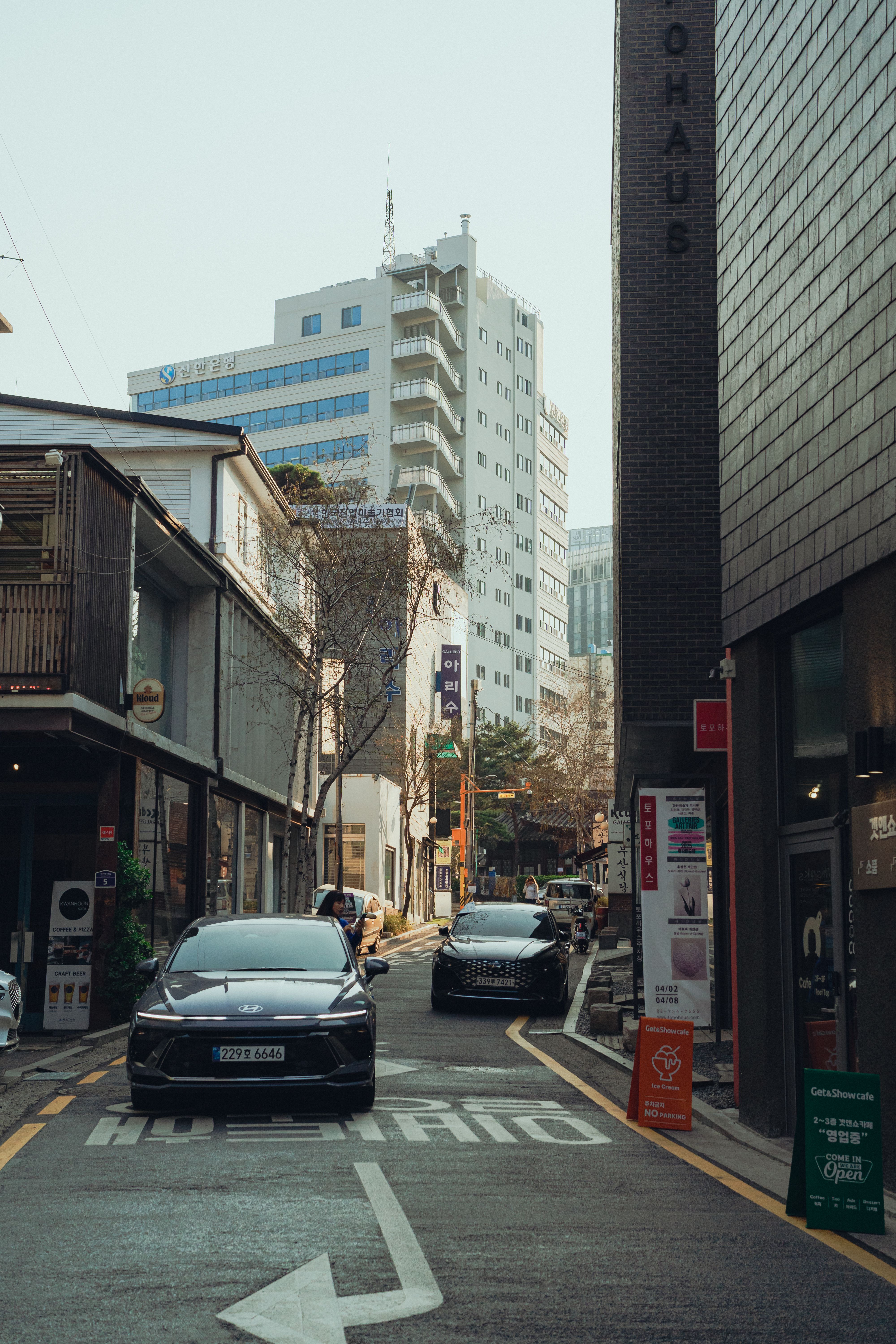 Urban Street Scene in Seoul with Modern Architecture · Free Stock Photo