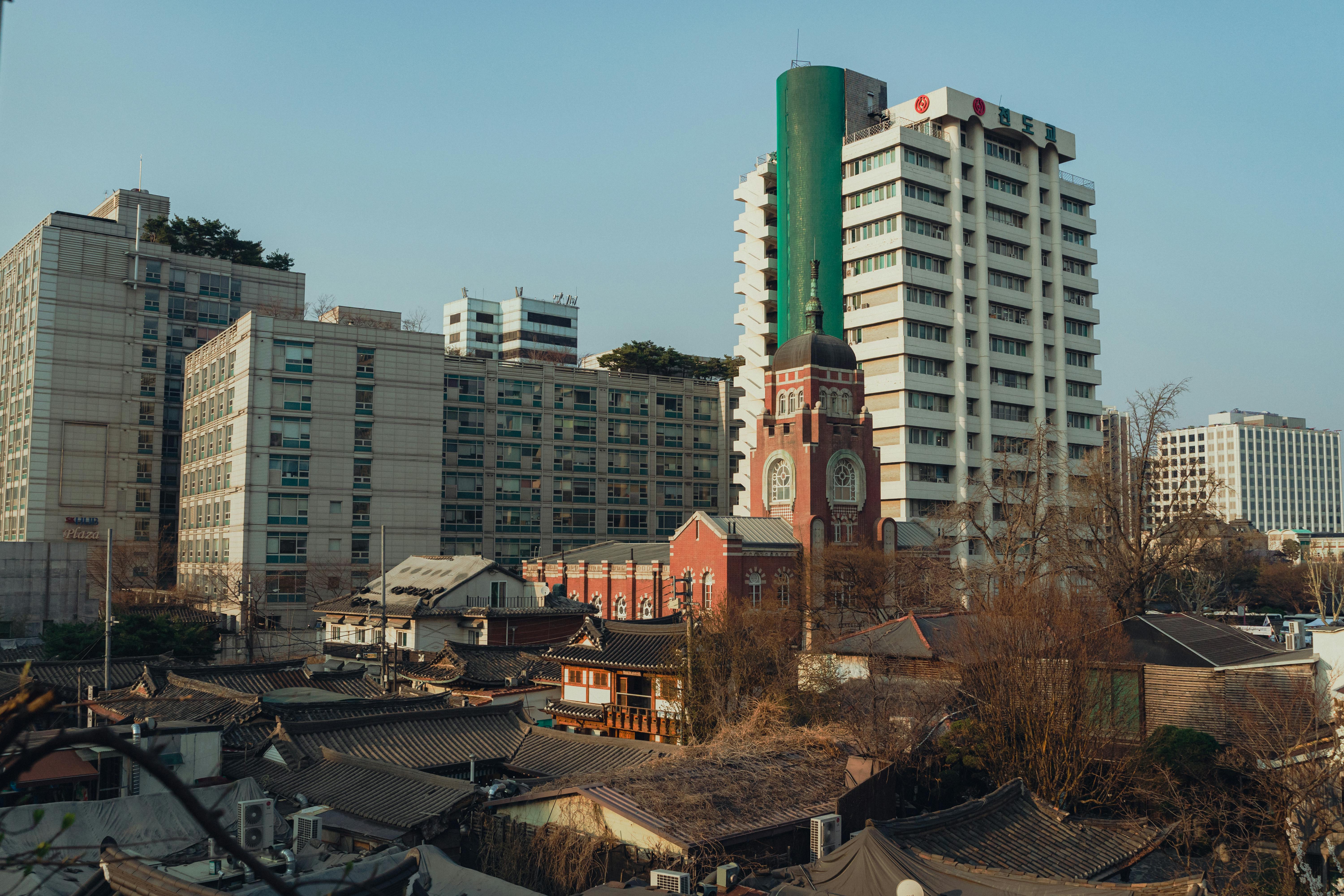 Explore Seoul's unique blend of traditional and modern architecture in a vibrant cityscape.