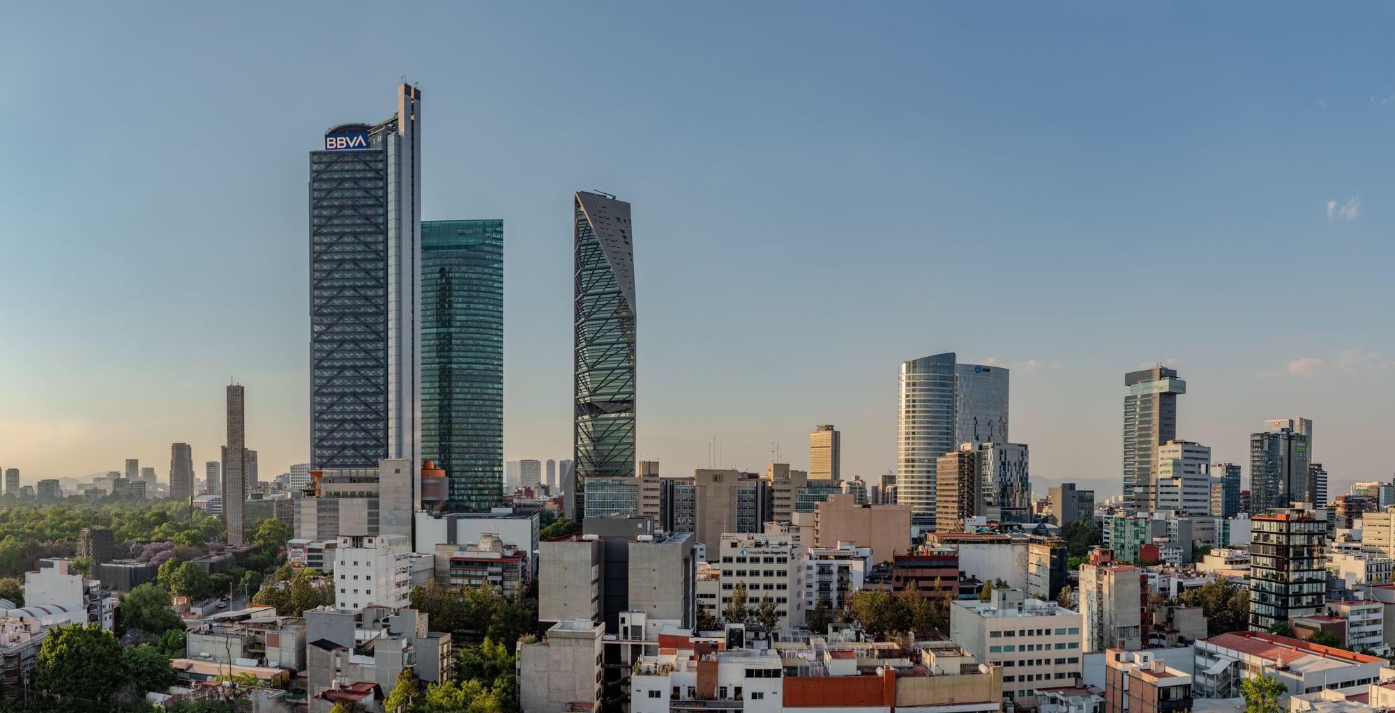 Rascacielos del corredor financiero de Paseo de la Reforma en la Ciudad de México vistos desde el nivel de la calle