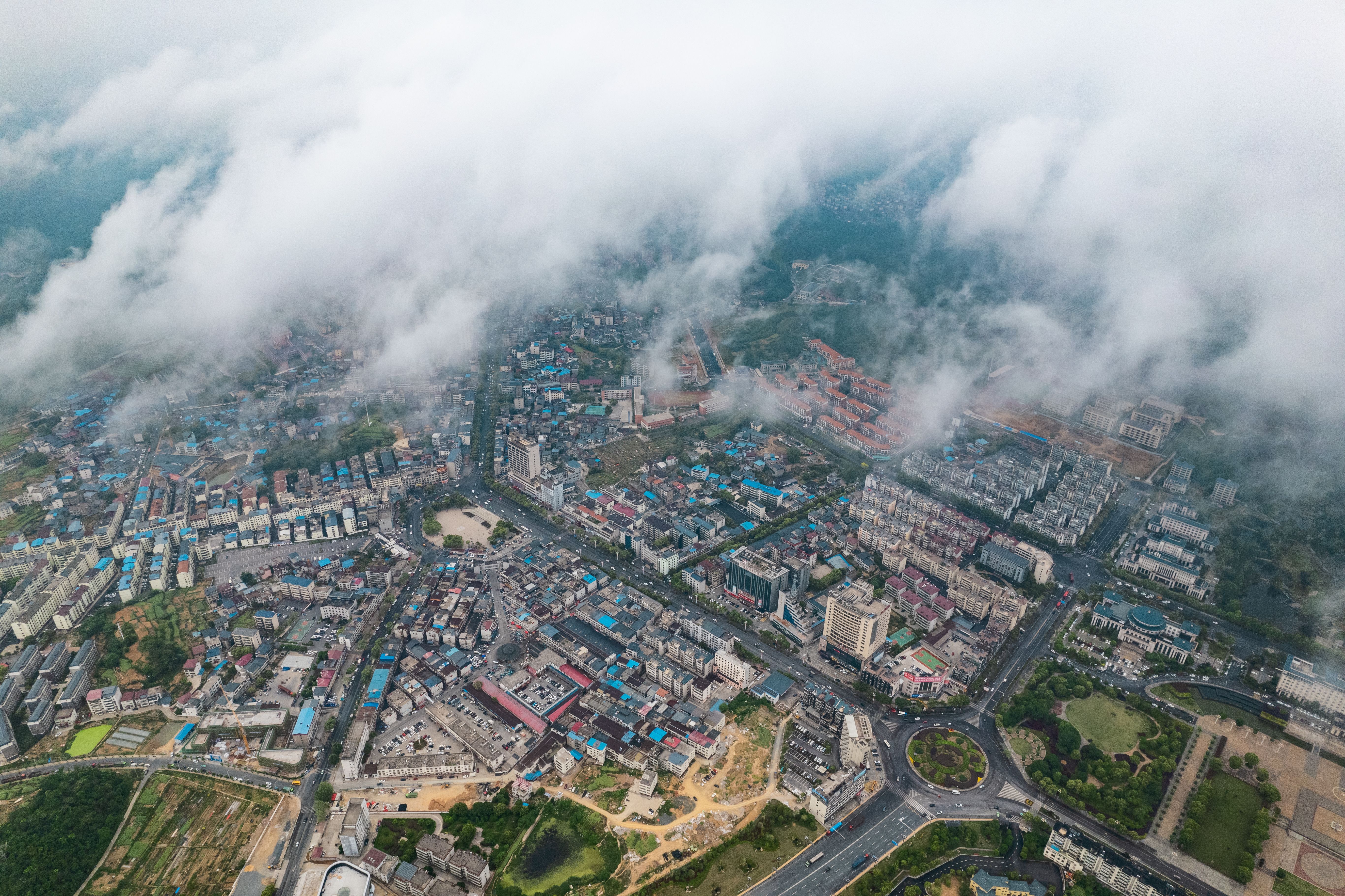 云雾笼罩的中国城市景观鸟瞰图 · 免费素材图片