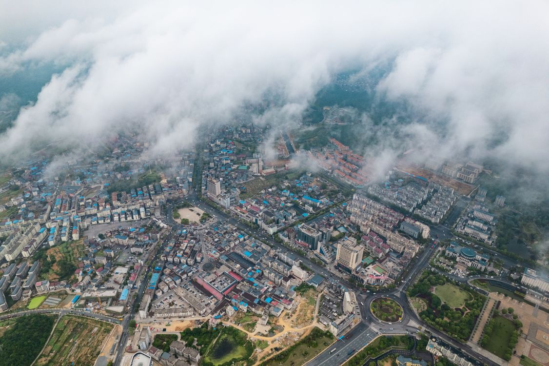 云雾笼罩的中国城市景观鸟瞰图 · 免费素材图片