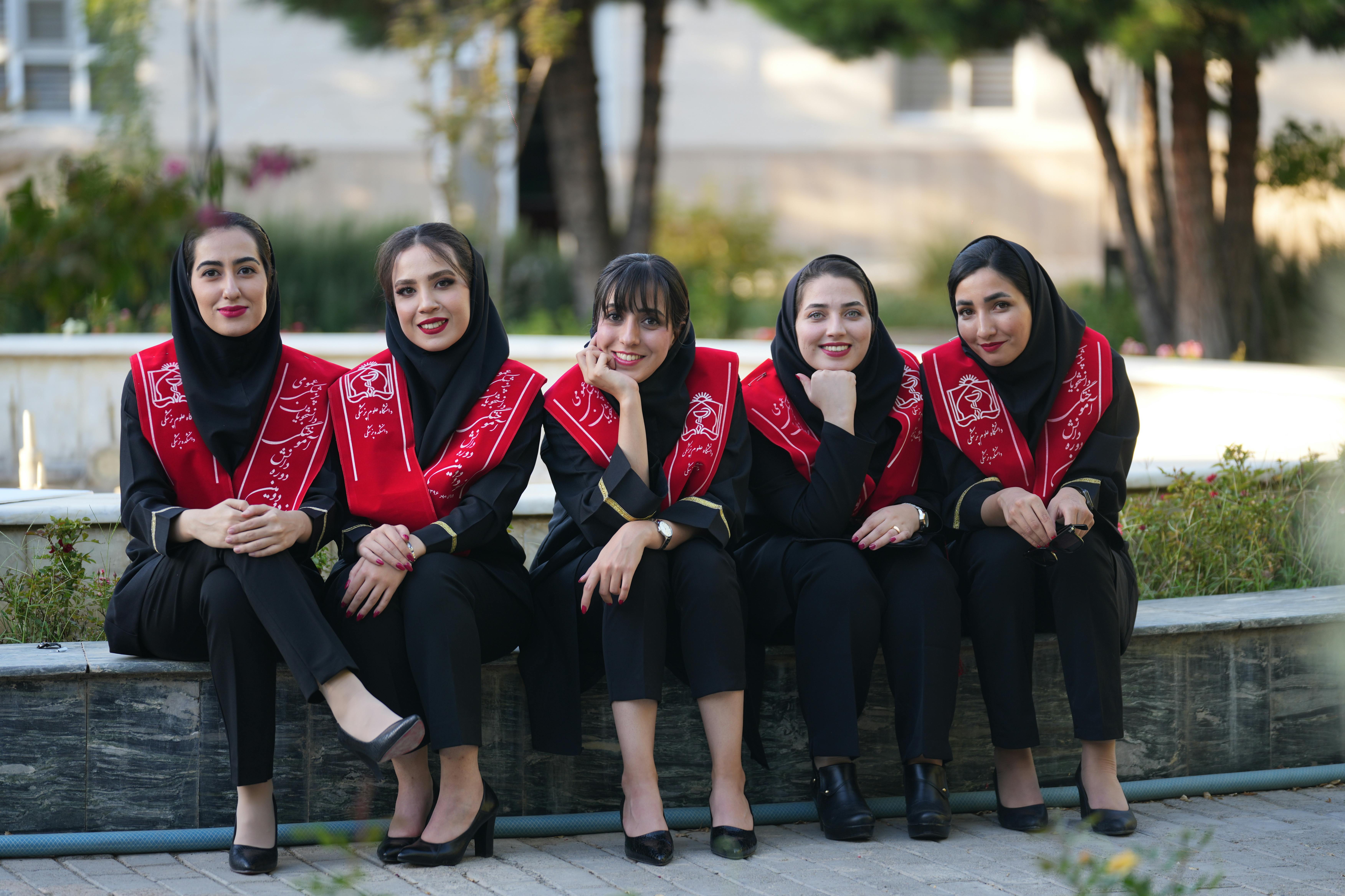 Un grupo de mujeres persas graduadas de la universidad