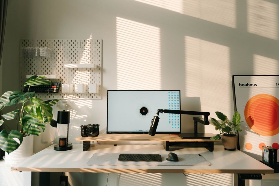 Espacio de trabajo minimalista con estanteria y luz natural