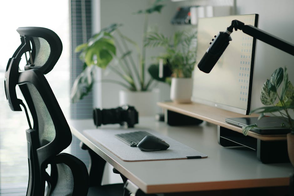 Modernes Home Office mit ergonomischem Bürostuhl in Schwarz an einem schlichten Schreibtisch