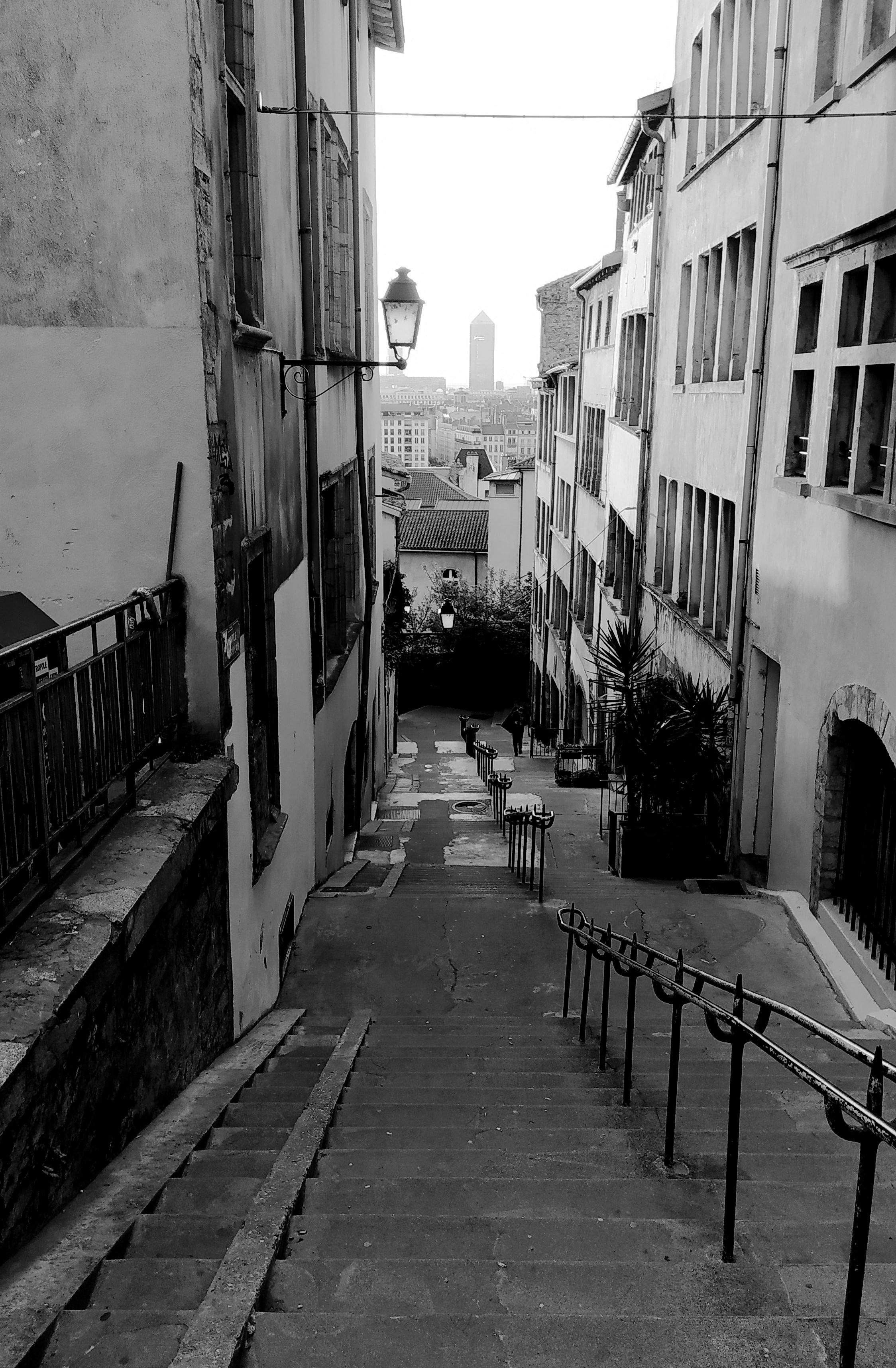Rue typique de la Croix-Rousse en noir et blanc, immeubles des canuts sur la pente lyonnaise