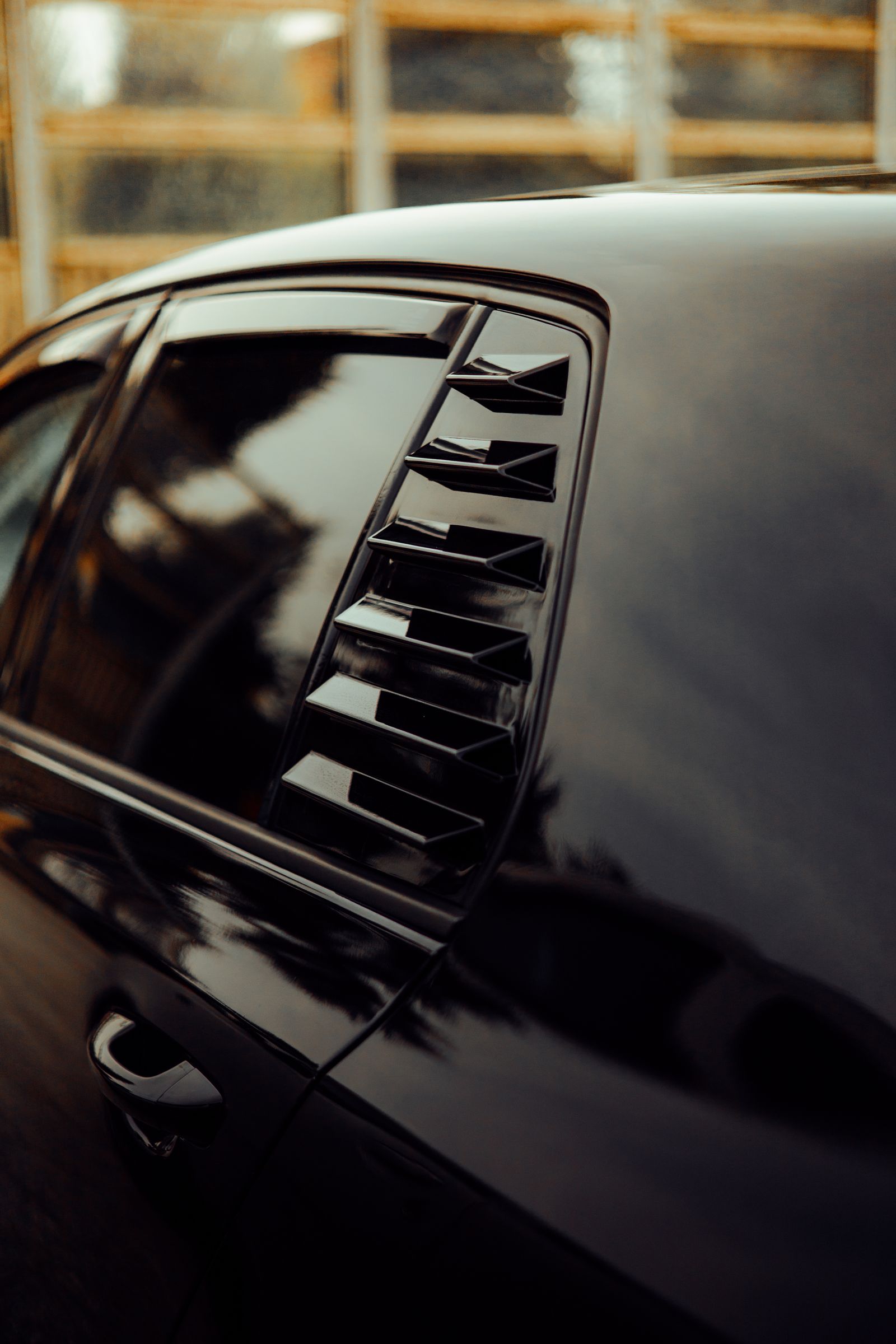 Vitre latérale arrière d’une voiture noire