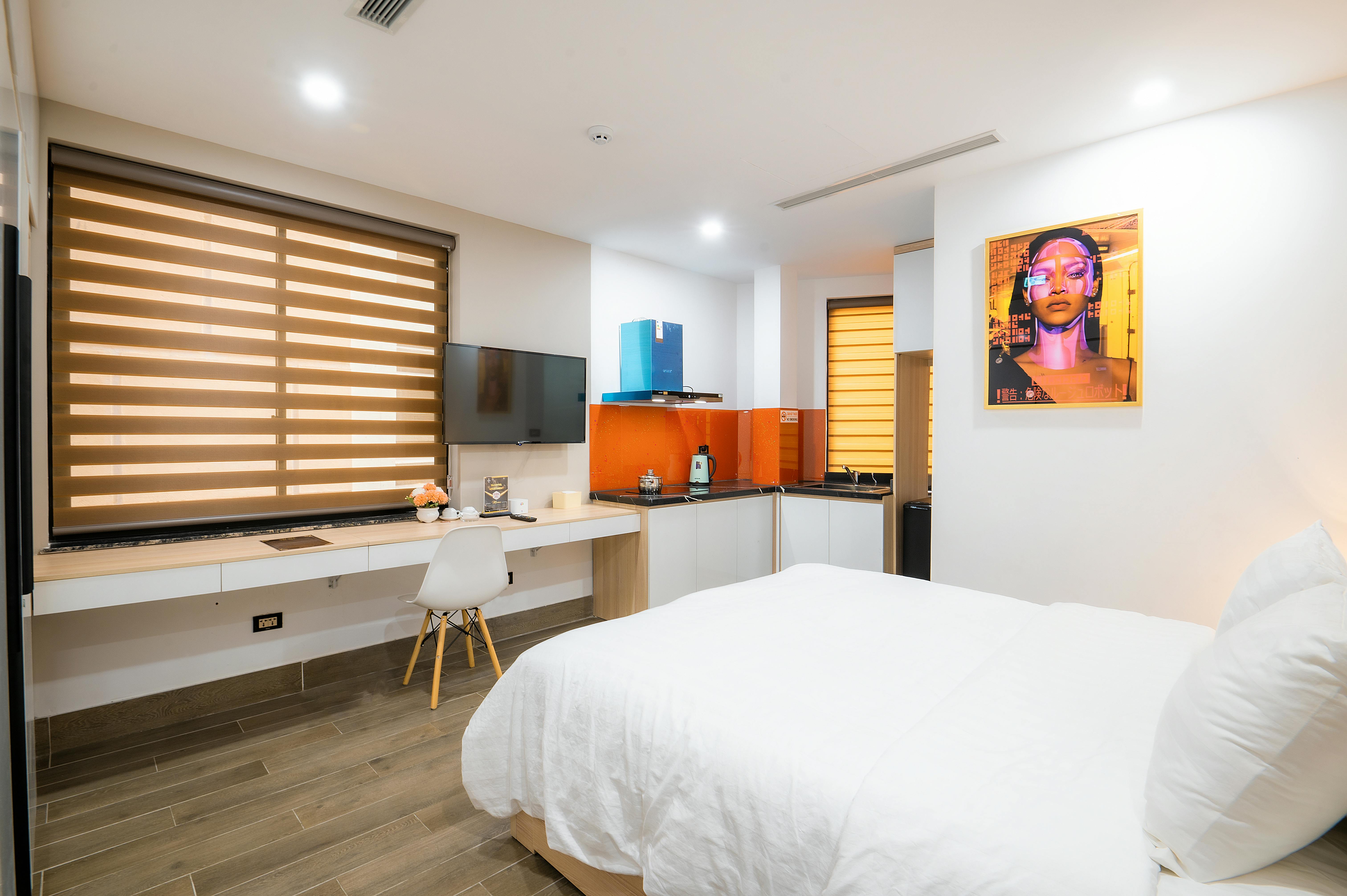 Kleines, modern eingerichtetes Gartenhaus mit Bett und Sitzecke in hellen Holztönen