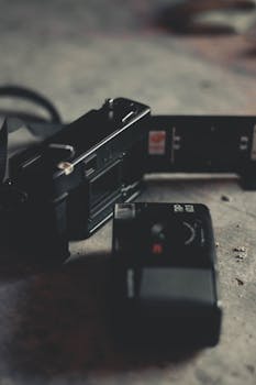 经典胶片相机背面开放，在纹理表面上展示胶片卷