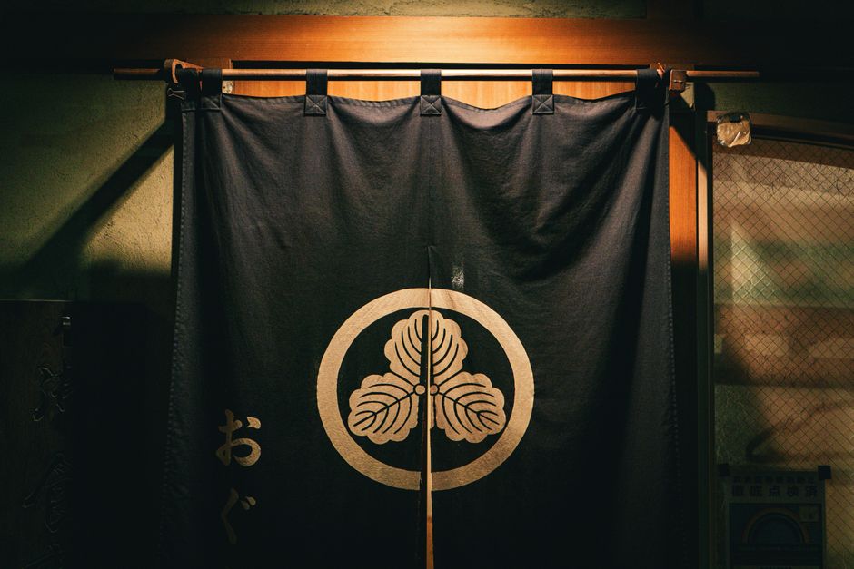 Houten interieur met geweven Japanse gordijnen. Houten interieur met geweven Japanse gordijnen.