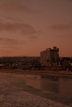 日落时分，酒店坐拥宁静的海滩景观，营造出温暖而宁静的沿海氛围