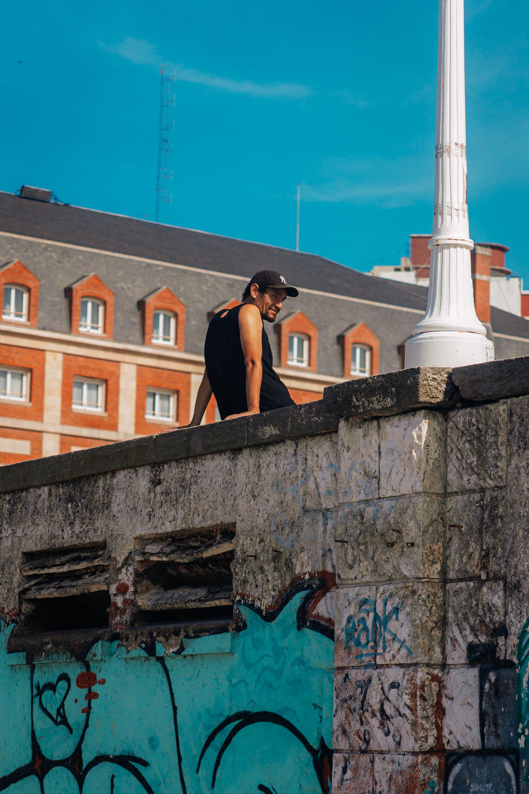 Pemandangan Kota Dengan Grafiti Dan Arsitektur Bersejarah Foto Stok