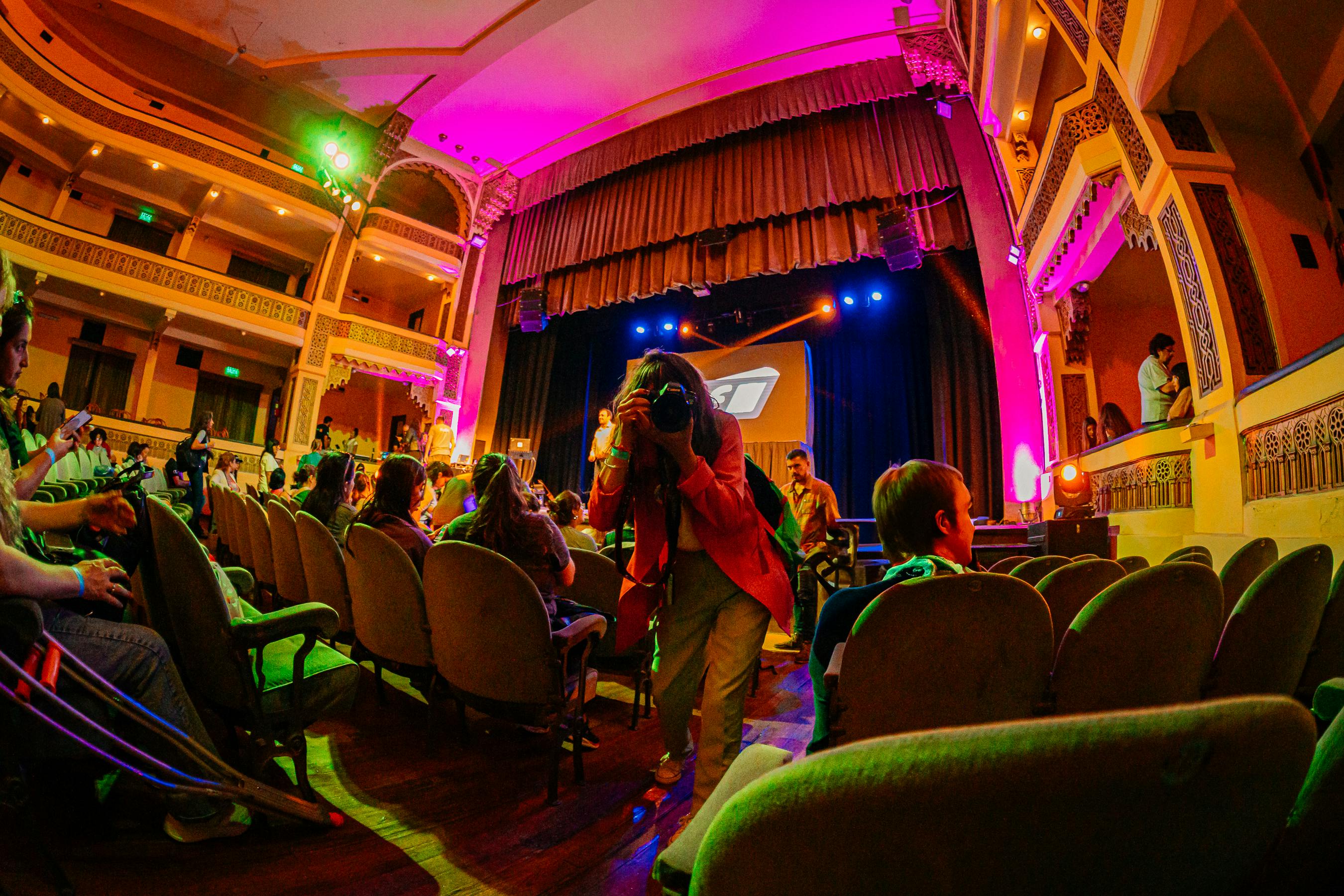 Gratis Captura de un evento teatral animado con un fotógrafo en acción en medio de una multitud. Foto de stock