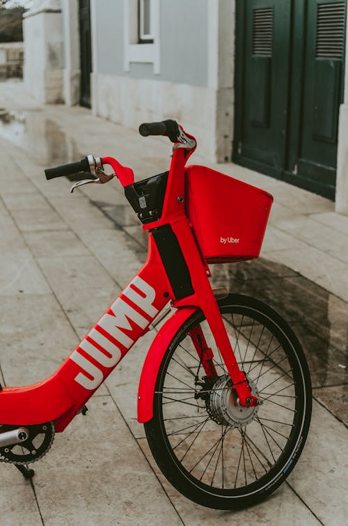 бесплатная Красный велосипед припаркован возле двери Стоковое фото