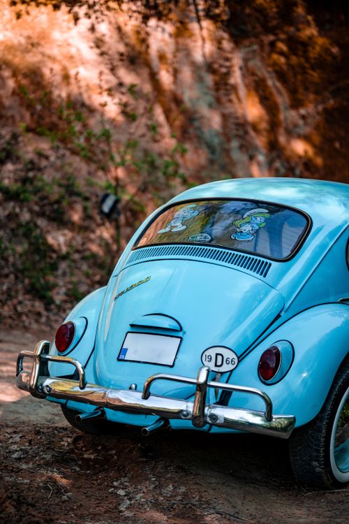 Free A classic blue Volkswagen parked in a serene forest in Yalova, Türkiye, showcasing retro design and charm. Stock Photo