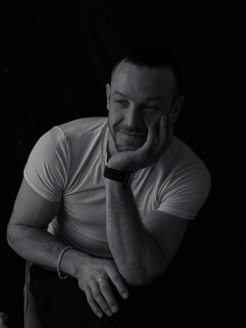 Free Black and white portrait of a man in a casual pose with thoughtful expression. Stock Photo