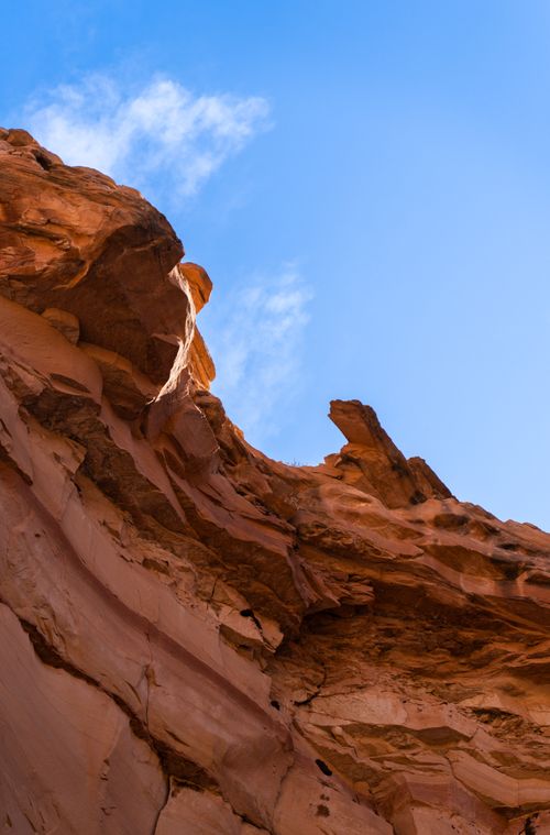 Free A stunning view of sandstone cliffs against a vibrant blue sky in Utah, USA. Stock Photo