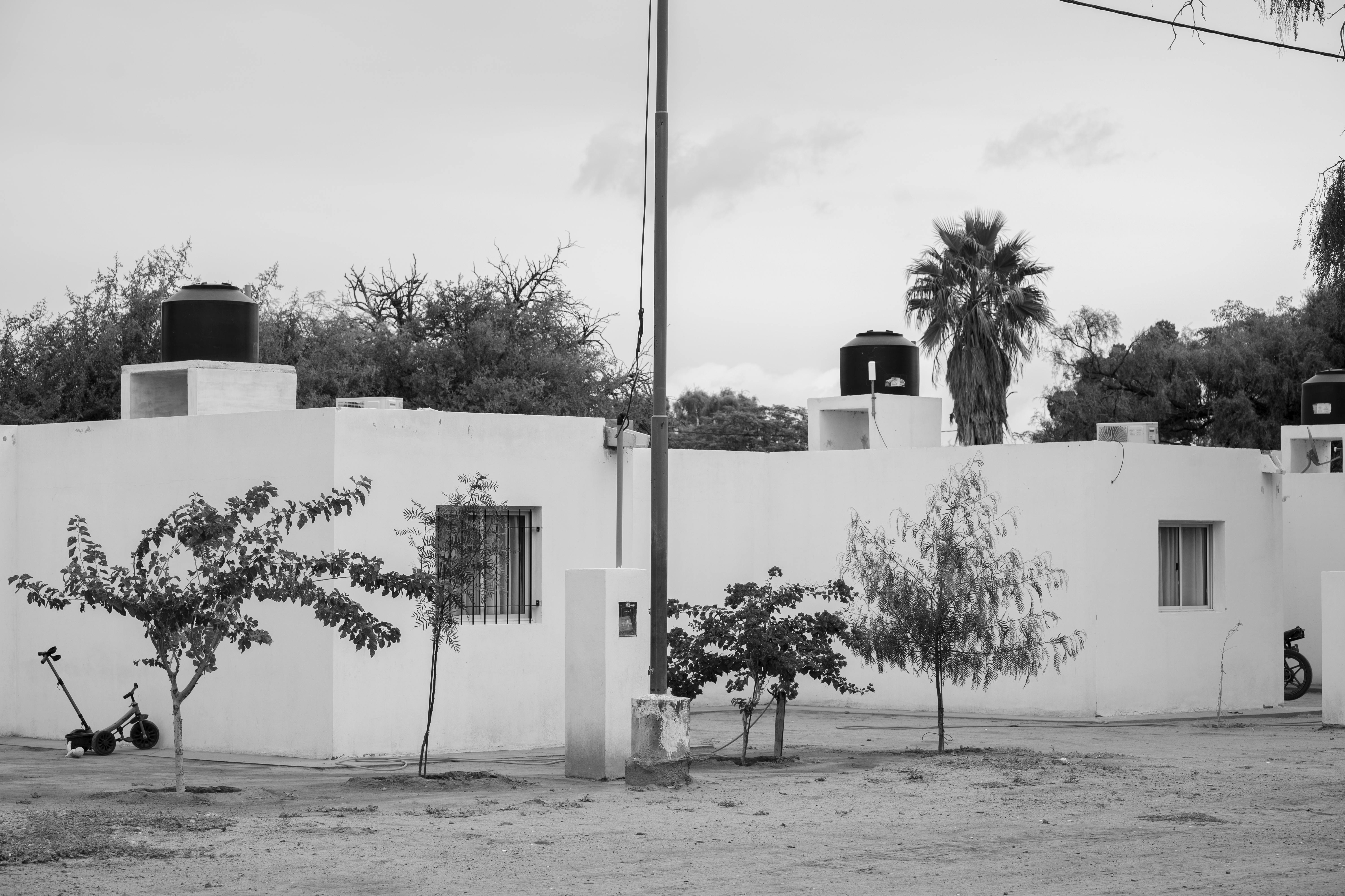 Black and white photo of rural white houses in San José de Las Salinas, Córdoba.