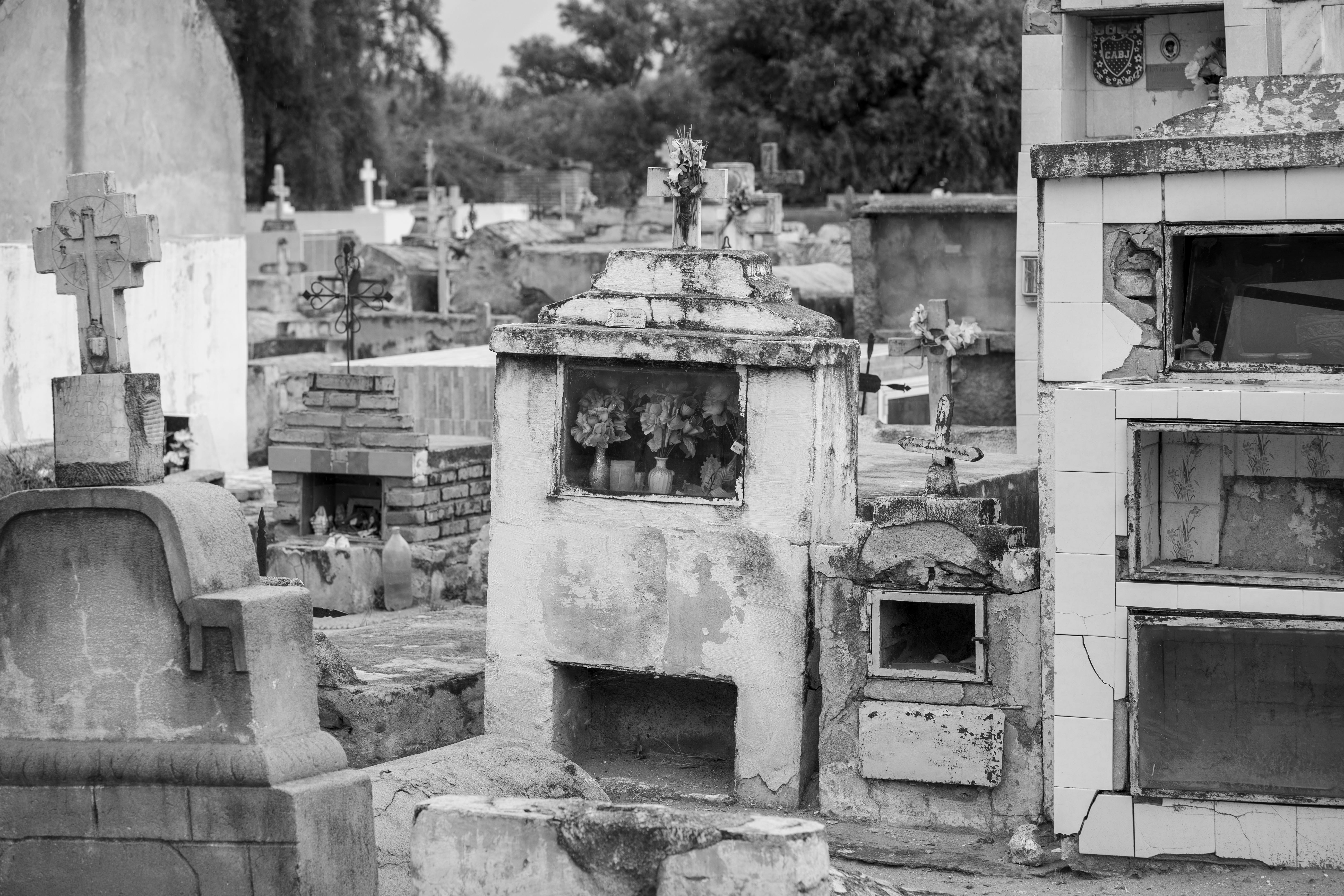 Black and white photo of an old cemetery in San José de Las Salinas, Argentina.