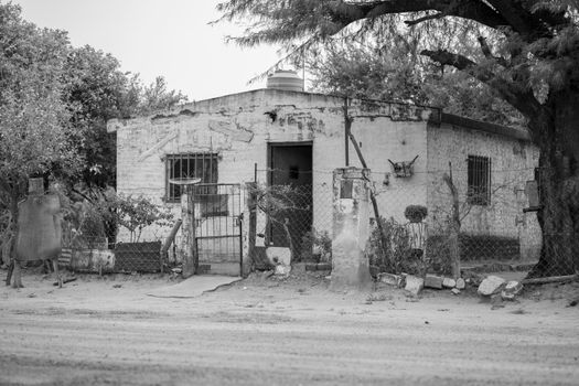 A monochrome photo of a rustic house in San José de Las Salinas, Argentina.