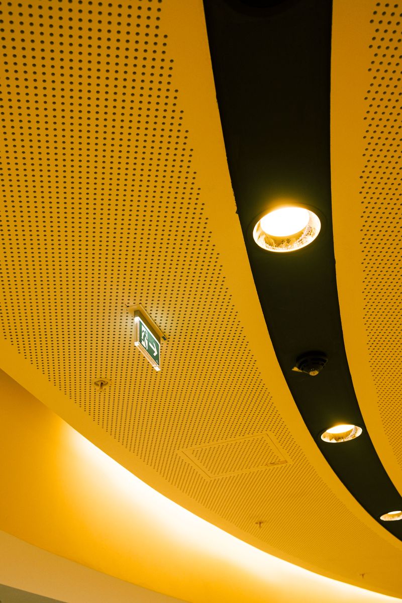 Teto com iluminação embutida instalada em ambiente moderno