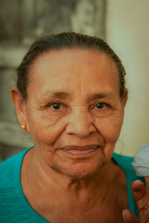 Free Close-up portrait of a senior woman with a warm smile and a relaxed expression. Stock Photo