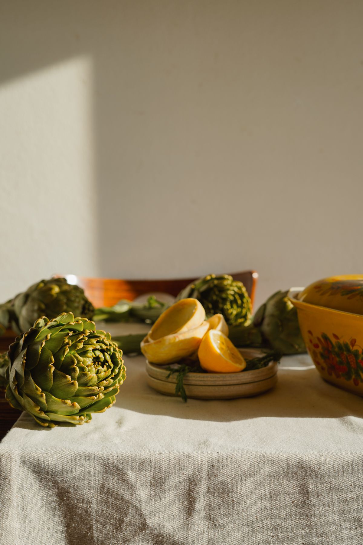 Taze enginar ve limon ile dolma hazırlığı