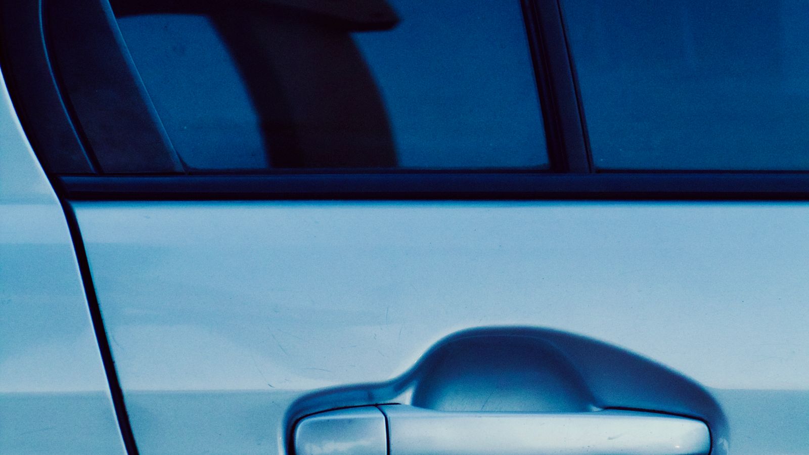 Detalhe da fechadura e do batente de uma porta de carro usado durante inspeção