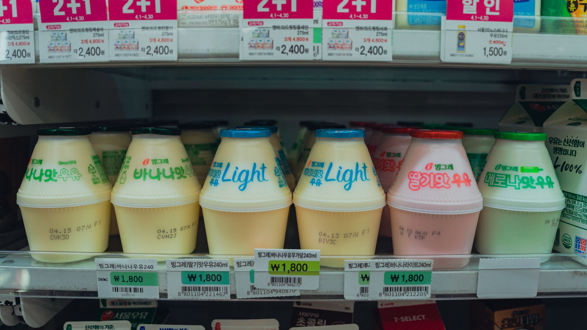 Minuman dan produk makanan Korea di convenience store saat liburan