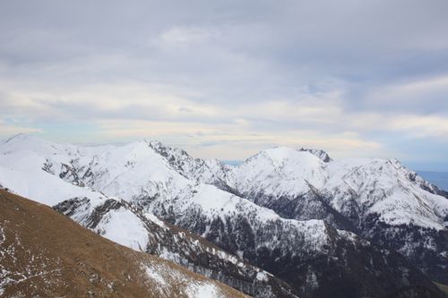 Free Stunning view of snow-capped mountains with cloudy sky, perfect for winter-themed visuals. Stock Photo