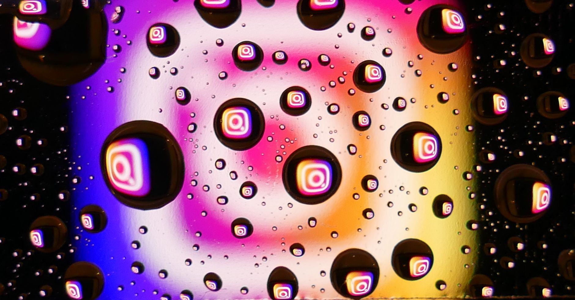不露臉行銷跨平台分發策略:抖音小紅書IG Reels YouTube Shorts發佈節奏 Vibrant water droplets on a colorful background reflecting Instagram logos, showcasing abstract digital creativity.