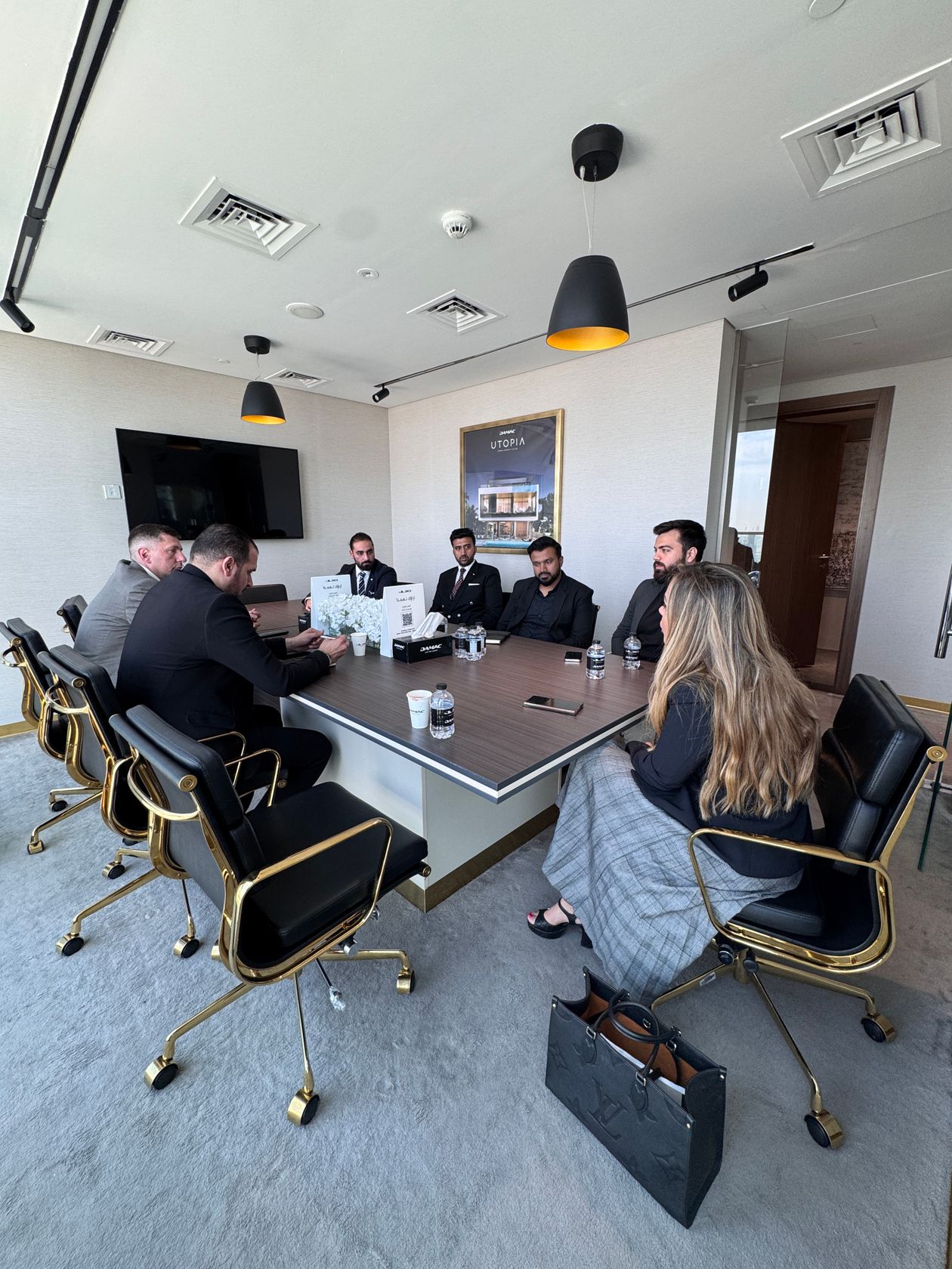Ejecutivos con vestimenta formal reunidos en una sala de directorio