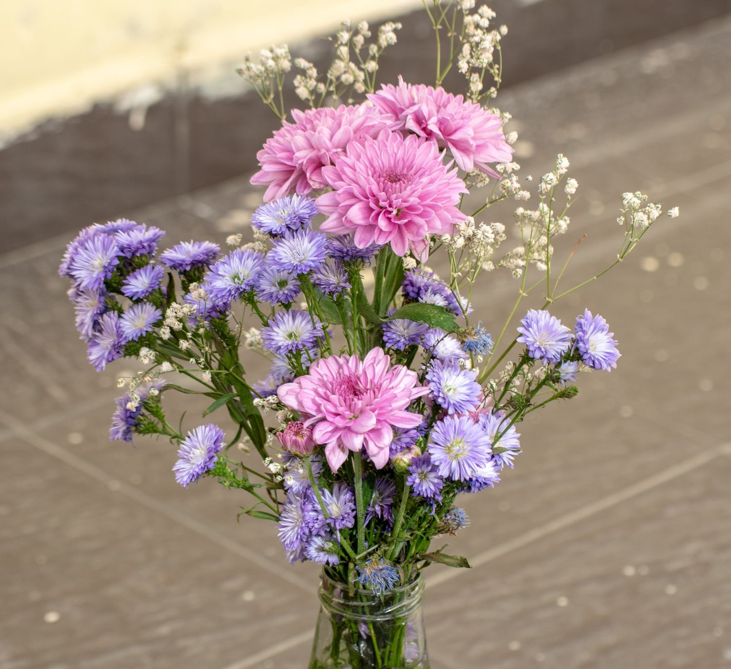 Chrysanthemum bouquet arrangement in a vase
