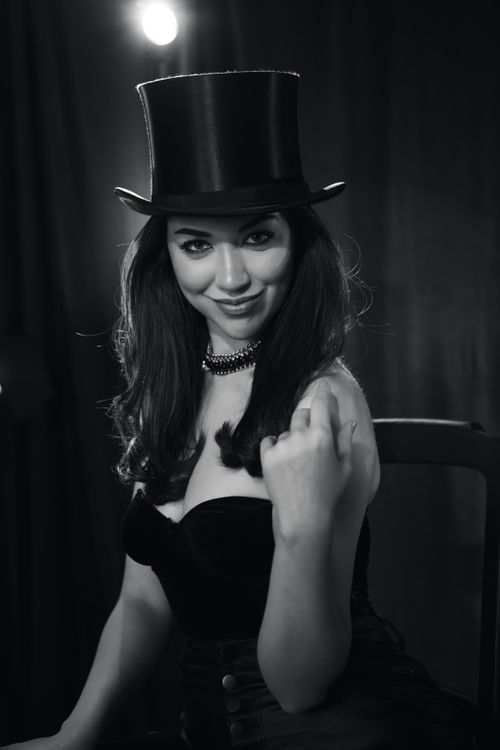 Free Stylish black and white portrait of an elegant cabaret performer wearing a top hat in Berlin. Stock Photo