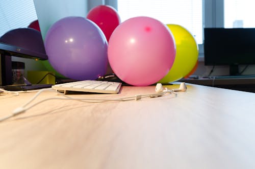 免费 白色耳环附近的各色气球 素材图片