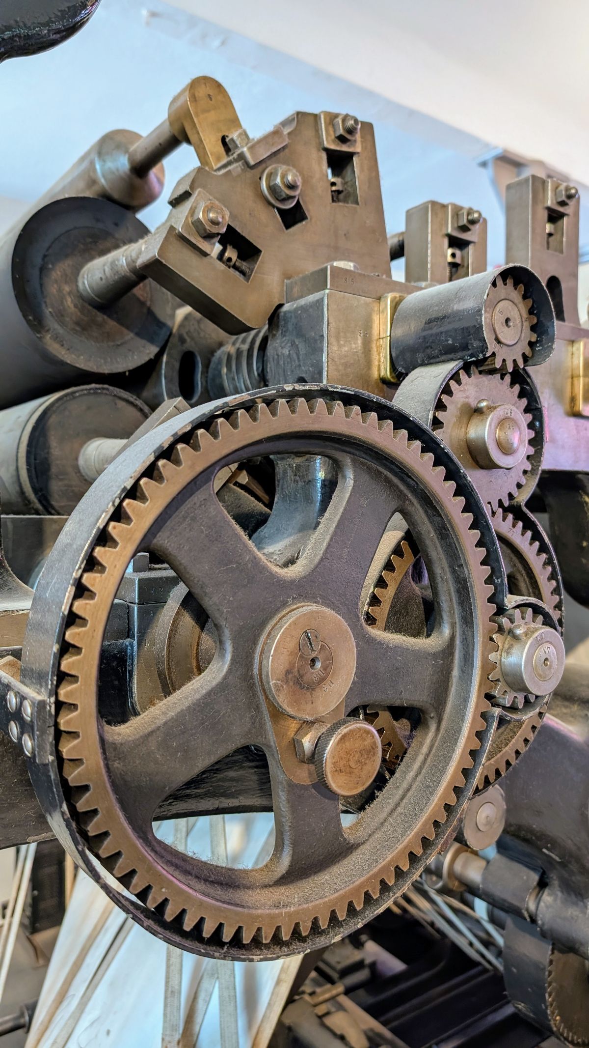 Detalhe de engrenagens de uma máquina industrial