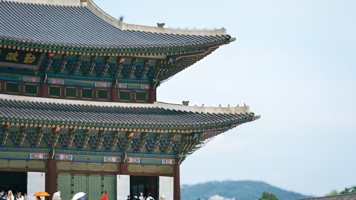 서울 고궁 하루 — Stunning view of Gyeongbokgung Palace showcasing traditional Korean architecture in Seoul.