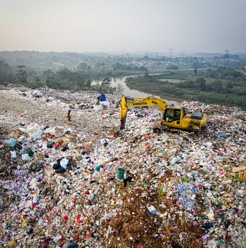 Gelber Bagger Auf Müllhaufen