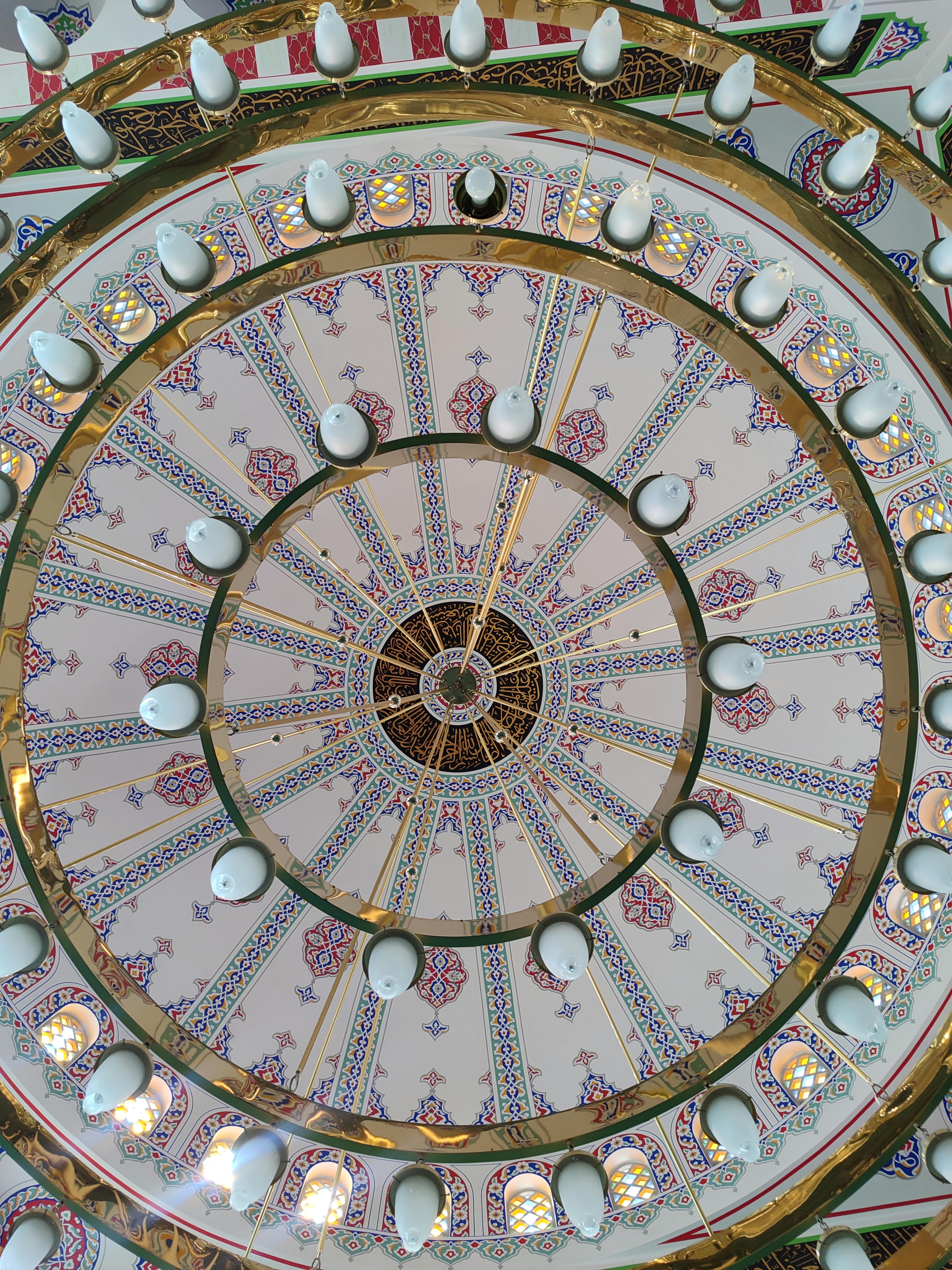 Free Intricate dome design of a mosque in Reşadiye, Türkiye, featuring geometric and floral patterns. Stock Photo