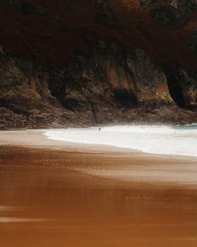 泽西海滩日落时分，海浪拍打着引人注目的悬崖，景色宁静