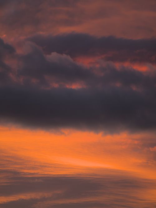 De franc Impressionant posta de sol amb núvols foscos i brillants que creen un cel espectacular. Foto d'estoc