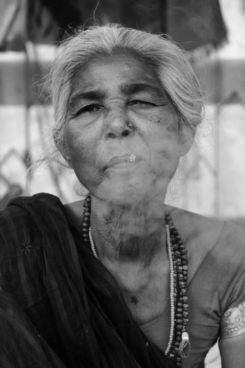 Free Black and white portrait of an elderly woman smoking in Patna, India. Stock Photo