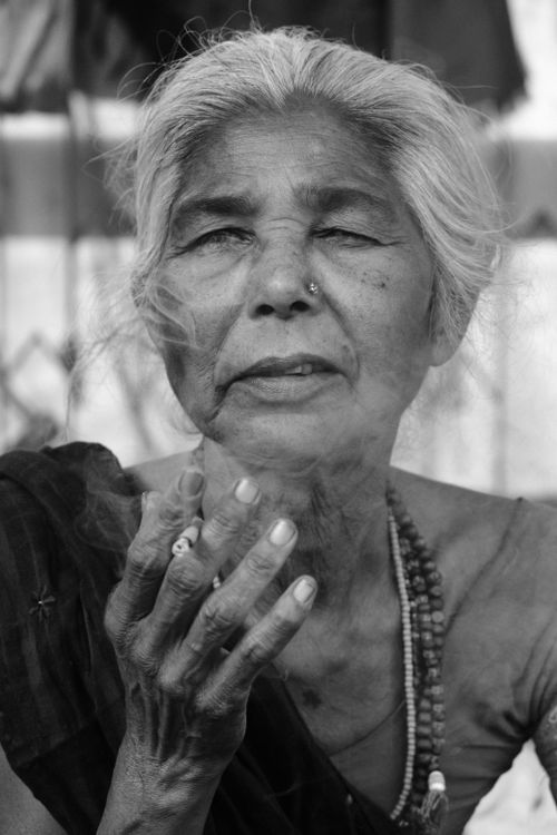 Free Black and white portrait of an elderly woman smoking in Patna, India Stock Photo