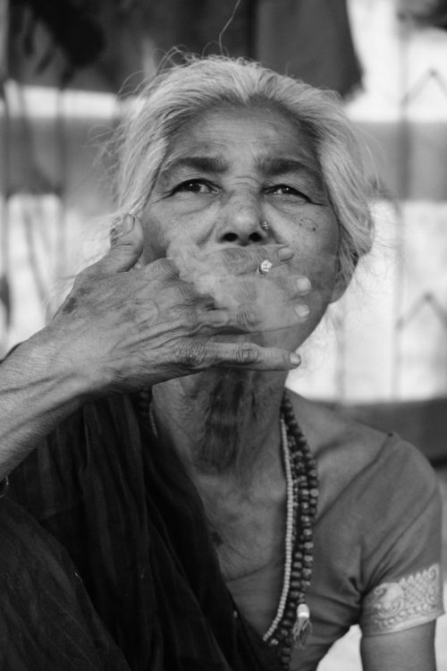 Free Black and white portrait of a senior Indian woman smoking in the streets of Patna, Bihar. Stock Photo
