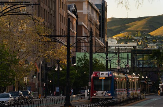 Un tram nel centro di Salt Lake City durante un pittoresco tramonto primaverile. Esplora la vita cittadina.