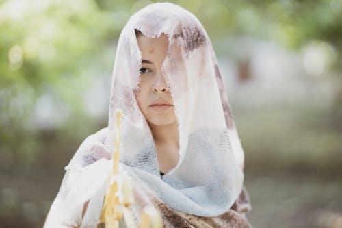 Foto Der Frau, Die Weißen Schal Trägt