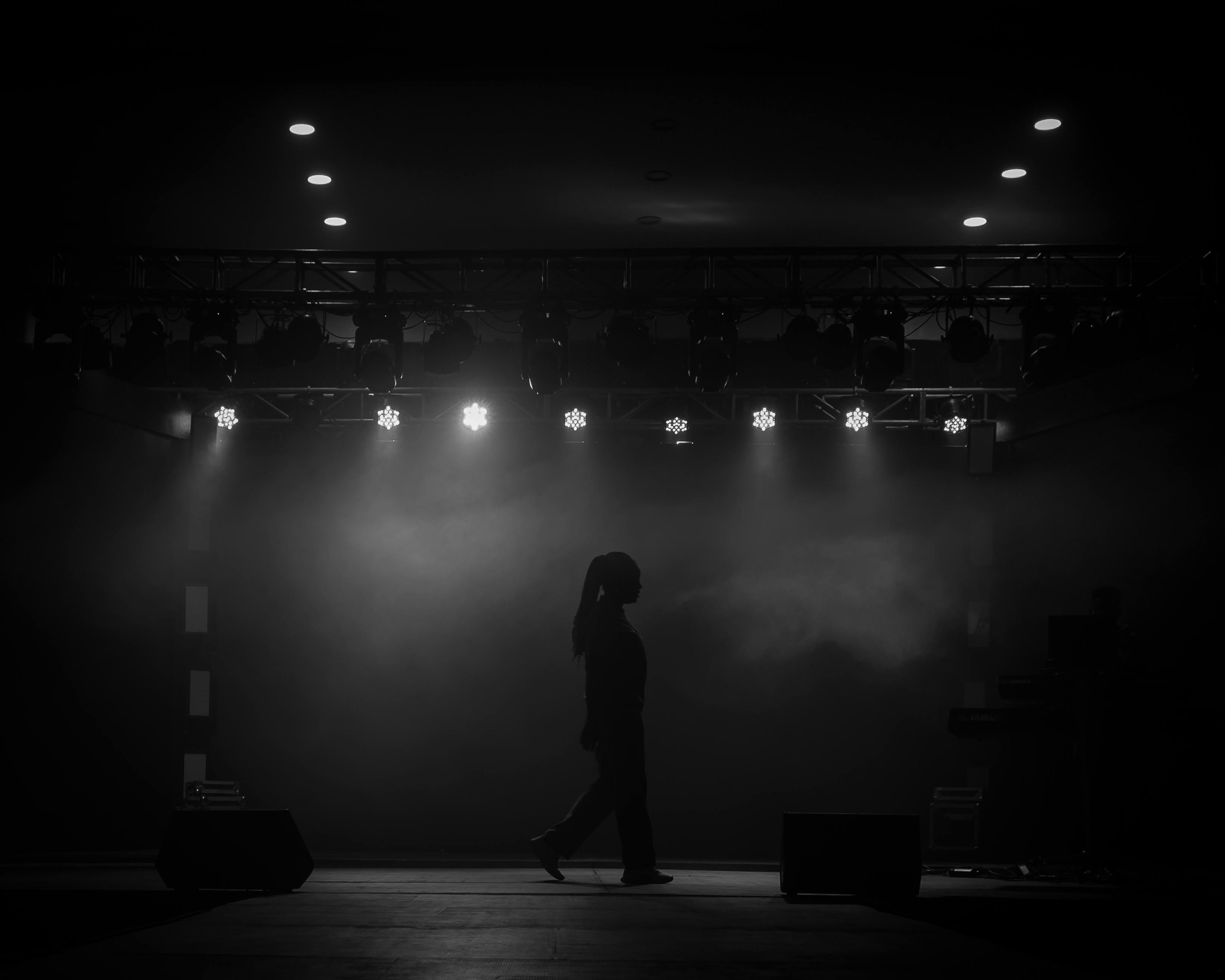 Kostenlos Künstlerische Silhouette einer Frau auf der Bühne mit dramatischer Hintergrundbeleuchtung in Ibadan, Nigeria. Stock-Foto