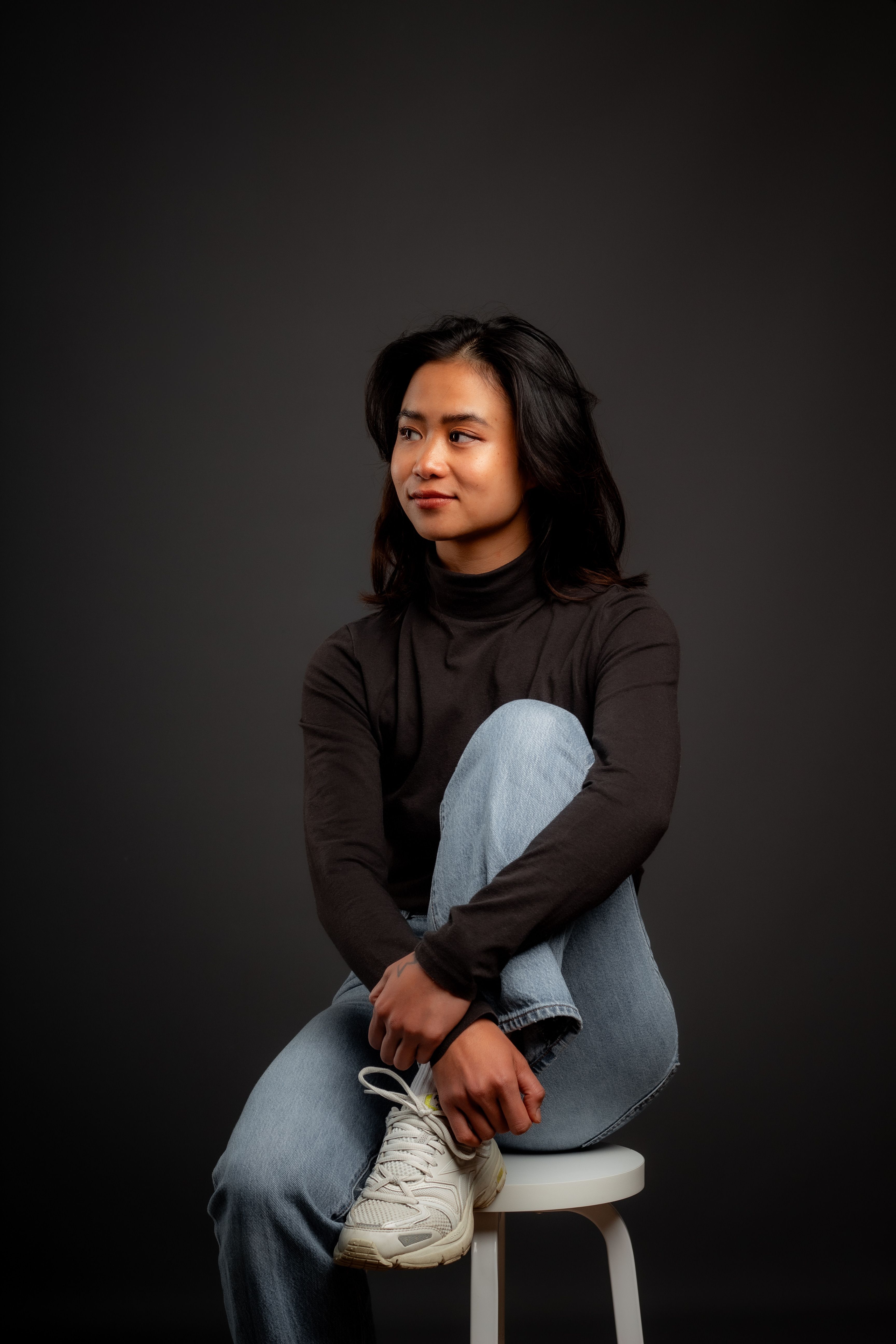 Retrato Contemplativo De Un Joven Adulto En El Estudio · Foto de stock ...