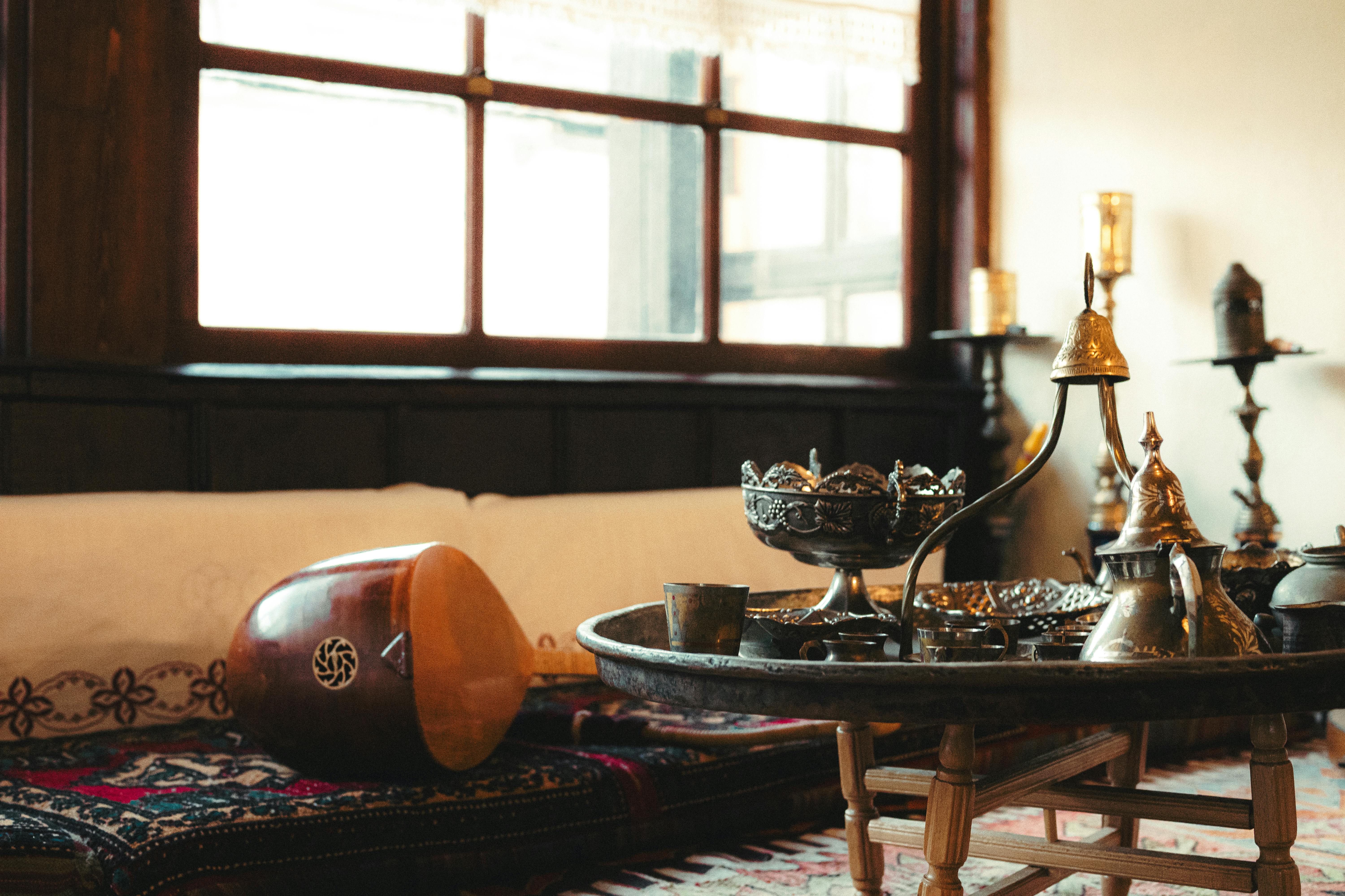 Intérieur chaleureux et accueillant du Moyen-Orient avec une décoration traditionnelle, un instrument de musique et un service à thé orné.