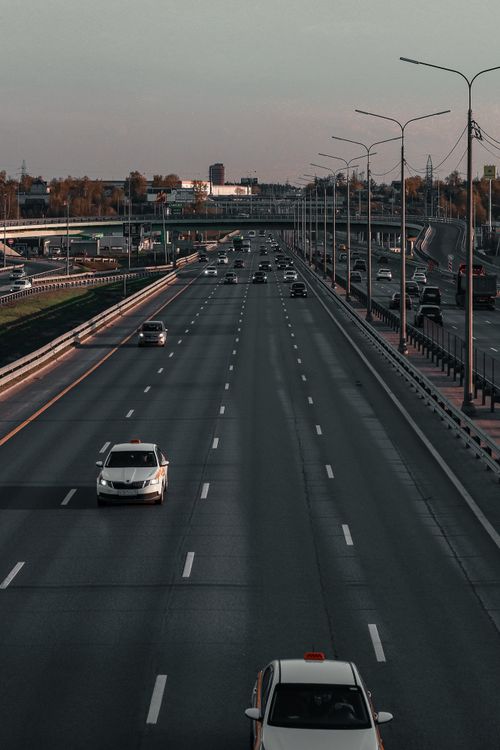Free Captivating view of a highway in Moscow during dusk, showcasing light traffic and streetlights. Stock Photo